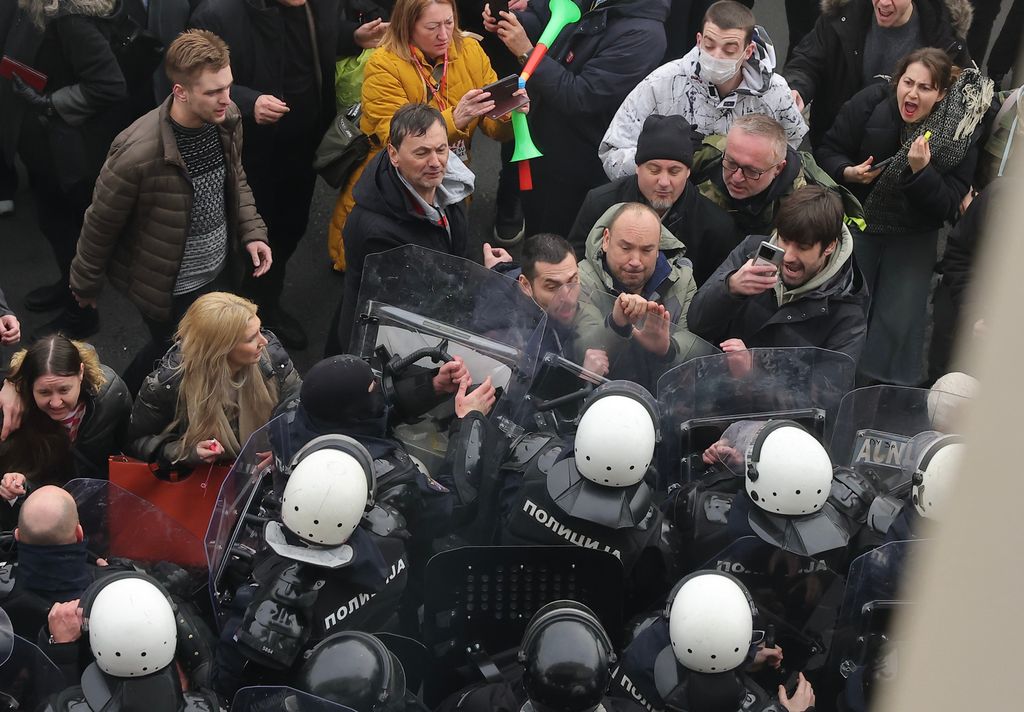 Prosvjednici se sukobili s policijom ispred skupštine u Novom Sadu - 6