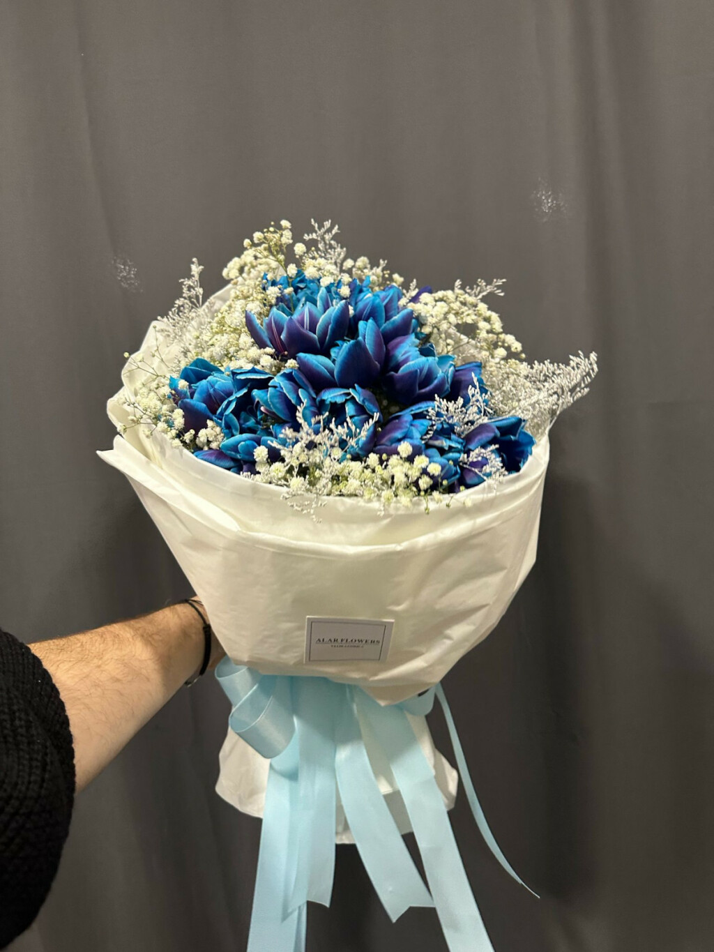 Željko Alar u svojoj cvjećarnici u Velikoj Gorici ima plave tulipane - 4