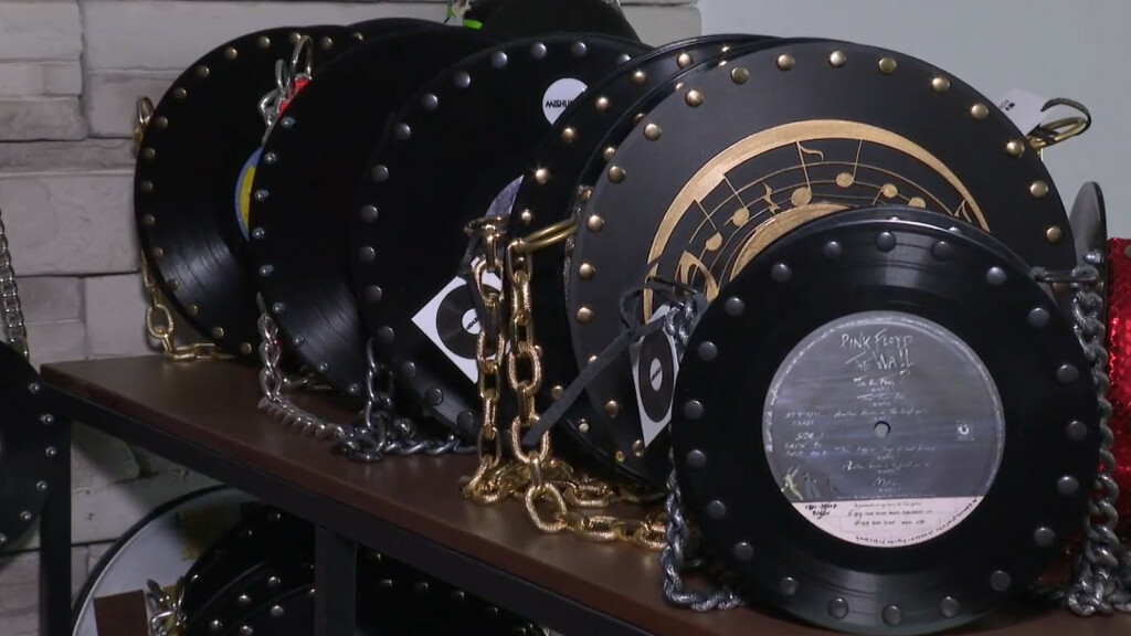 Milijana Jovičić izrađuje torbe od gramofonskih ploča - 5