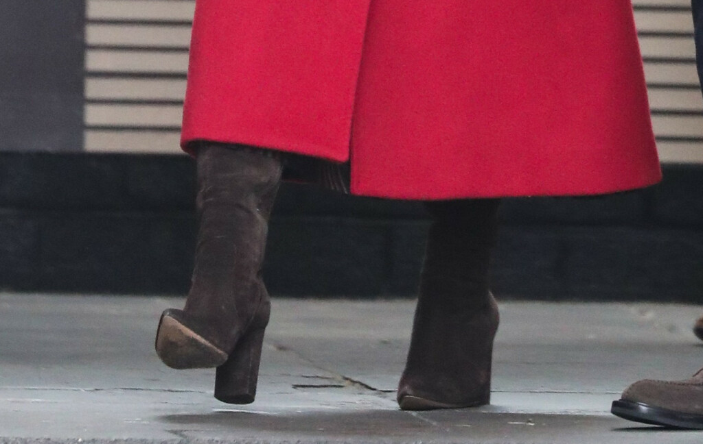 Catherine Middleton nosi smeđe čizme od brušene kože