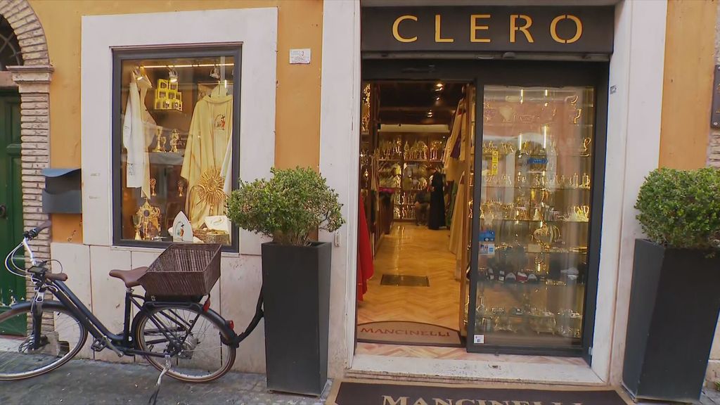 Raniero Mancinelli, krojač i vlasnik trgovine religijskom odjećom