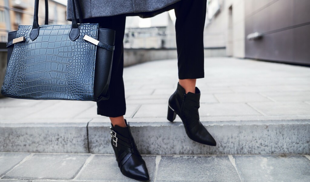 Crne hlače s porubom do gležnja popularan su izbor za poslovne kombinacije