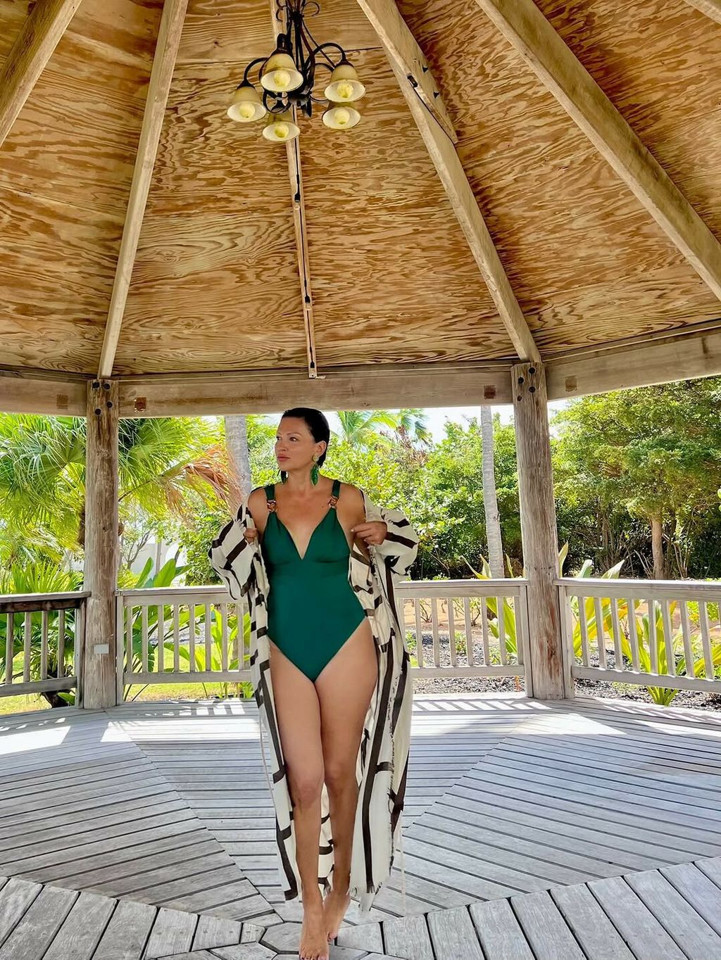 Nina Badrić u zelenom kupaćem kostimu na Karibima
