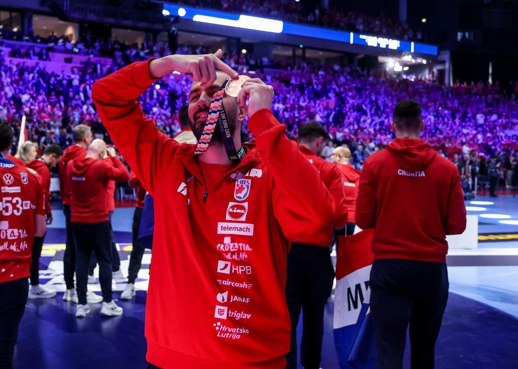 Hrvatski rukometaši slave europsku broncu - 8