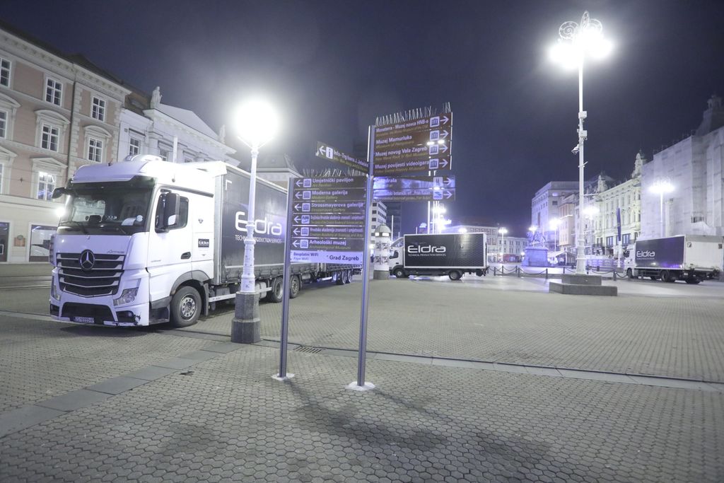 Kamioni s opremom za postavljanje pozornice na Trgu bana Josipa Jelacica - 1