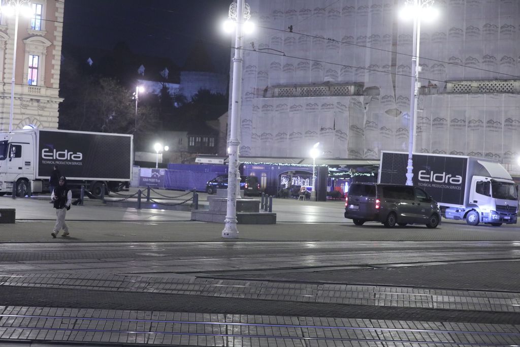 Kamioni s opremom za postavljanje pozornice na Trgu bana Josipa Jelacica - 1