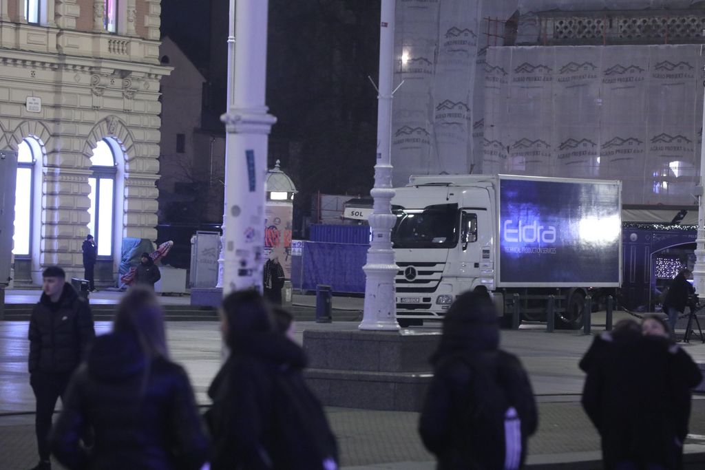 Kamioni s opremom za postavljanje pozornice na Trgu bana Josipa Jelacica - 1
