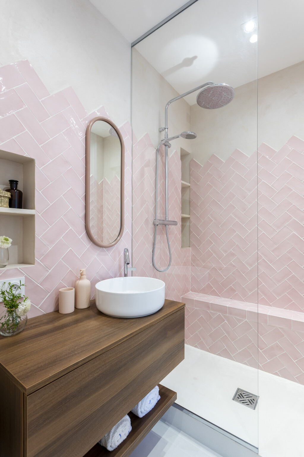 Pločice s uzorkom riblje kosti u kupaonici - 13