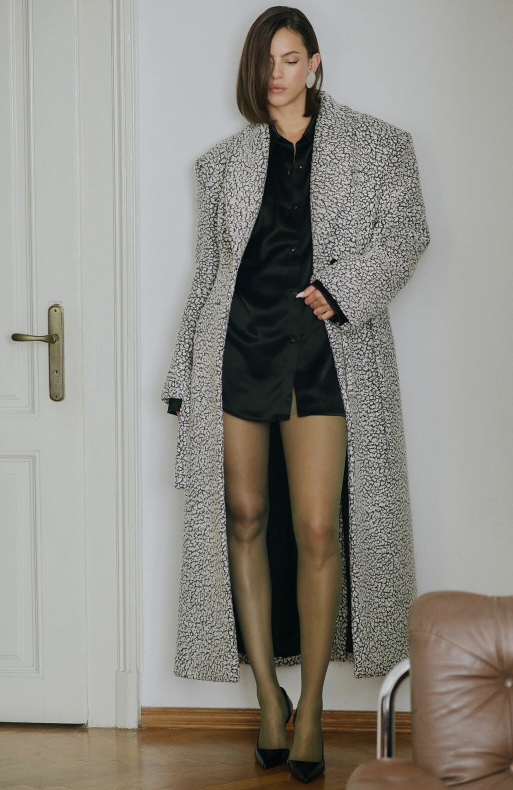 Model EMA ističe se naglašenim ramenima, definiranim strukom i izduženom siluetom