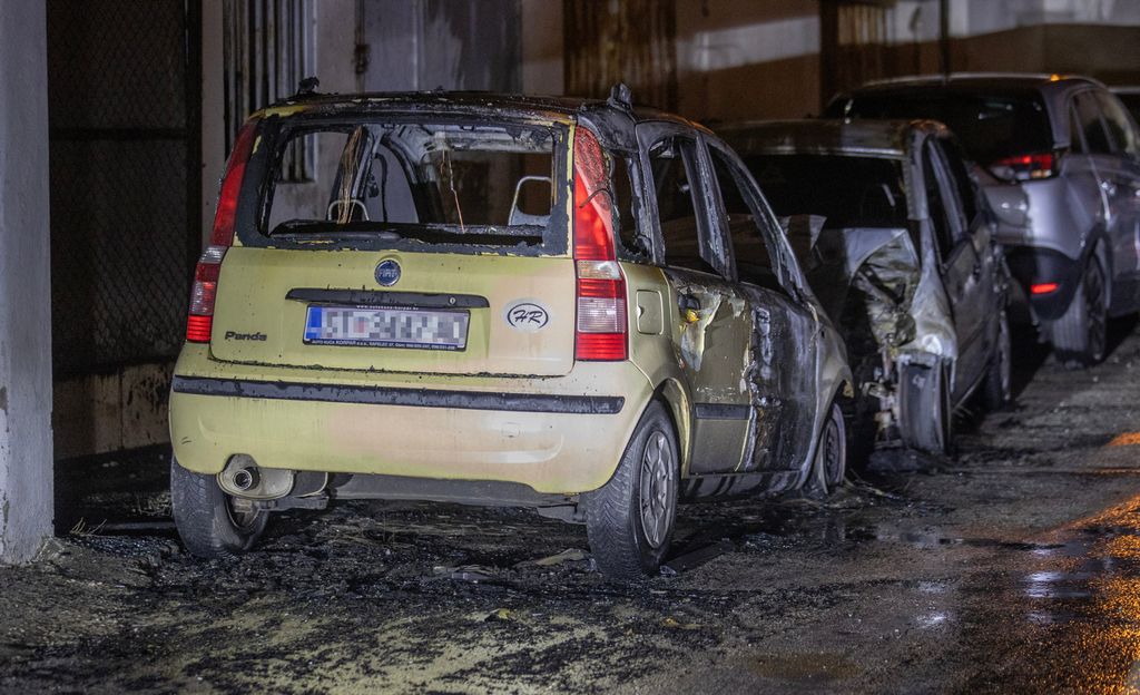 U Splitu izgorjela dva automobila - 1
