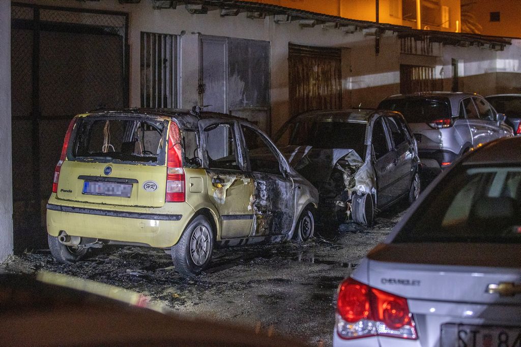 U Splitu izgorjela dva automobila - 1
