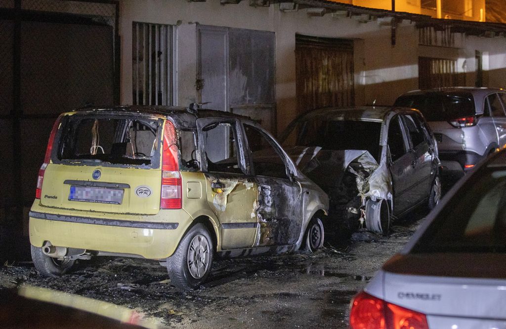 U Splitu izgorjela dva automobila - 1