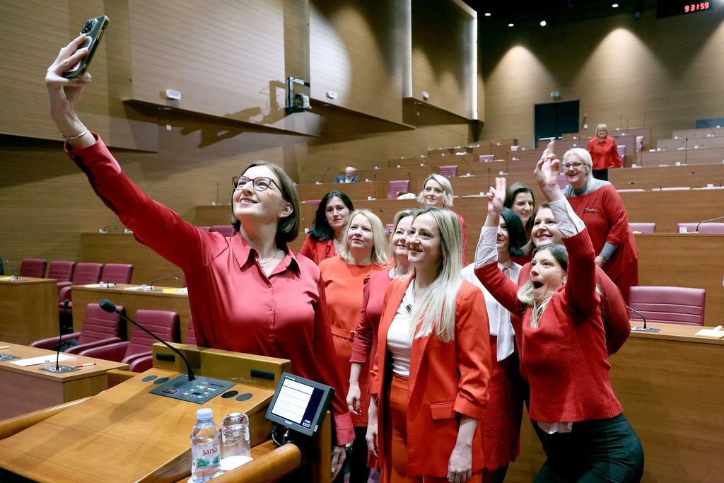 Zastupnice u crvenom - 4