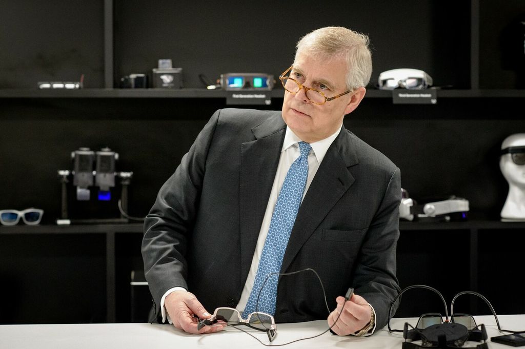 Andrew Mountbatten Windsor - 4