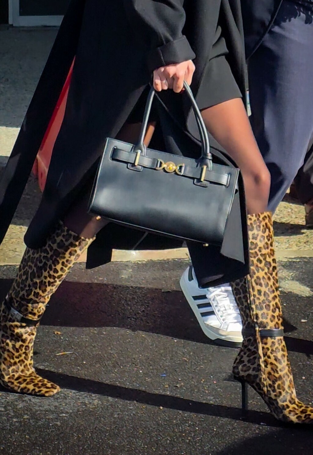 Amal Clooney u Milanu u Versace kombinaciji 2026. - 3