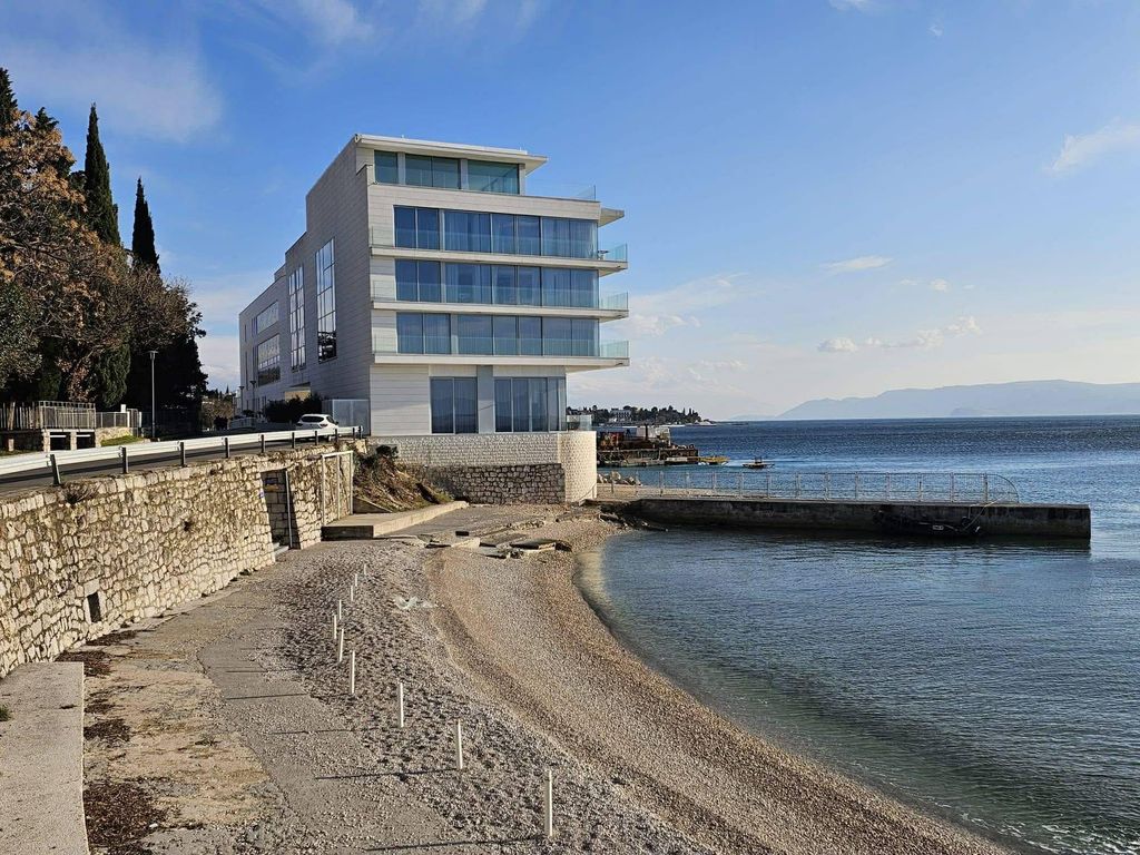 Hotel izgrađen u moru zatvorio pristup obali - 2