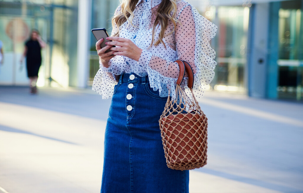 Žena u traper-suknji