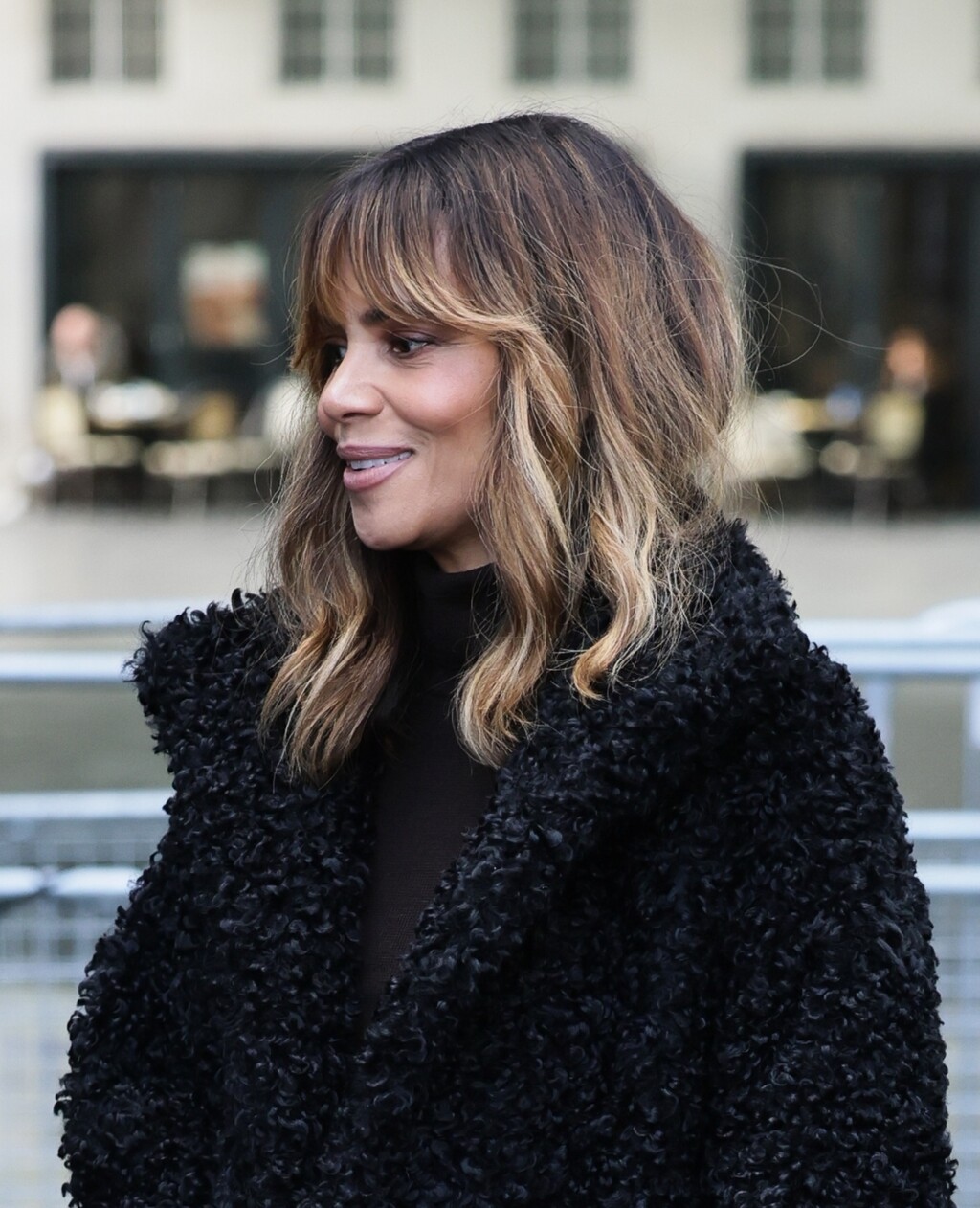 Nježna posvjetljenja oko lica dodatno daju osjećaj volumena