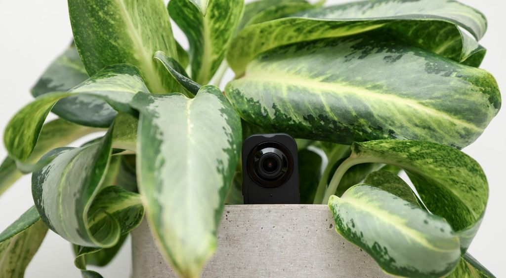 Držanje špijunske kamere u ruci