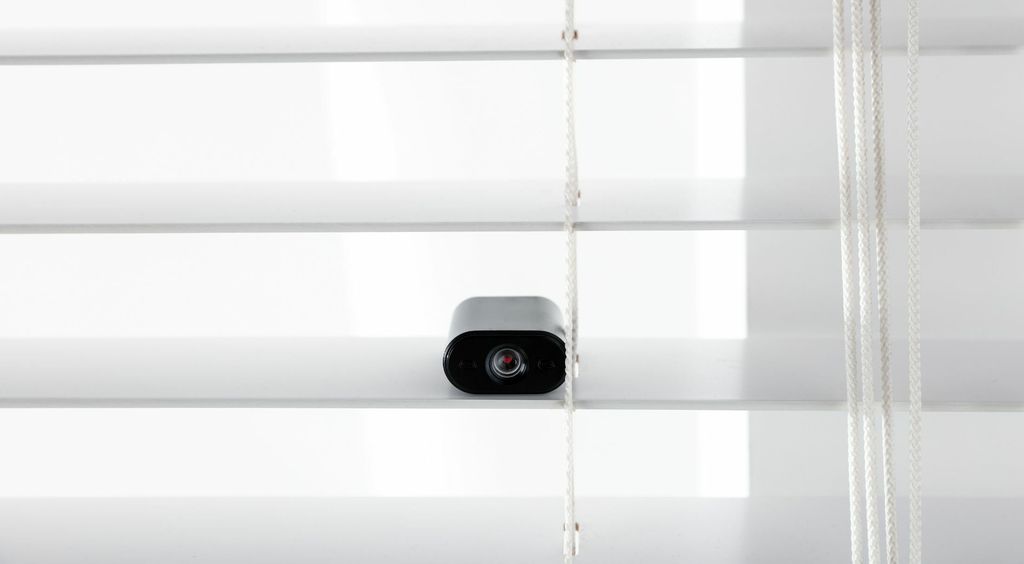 Držanje špijunske kamere u ruci