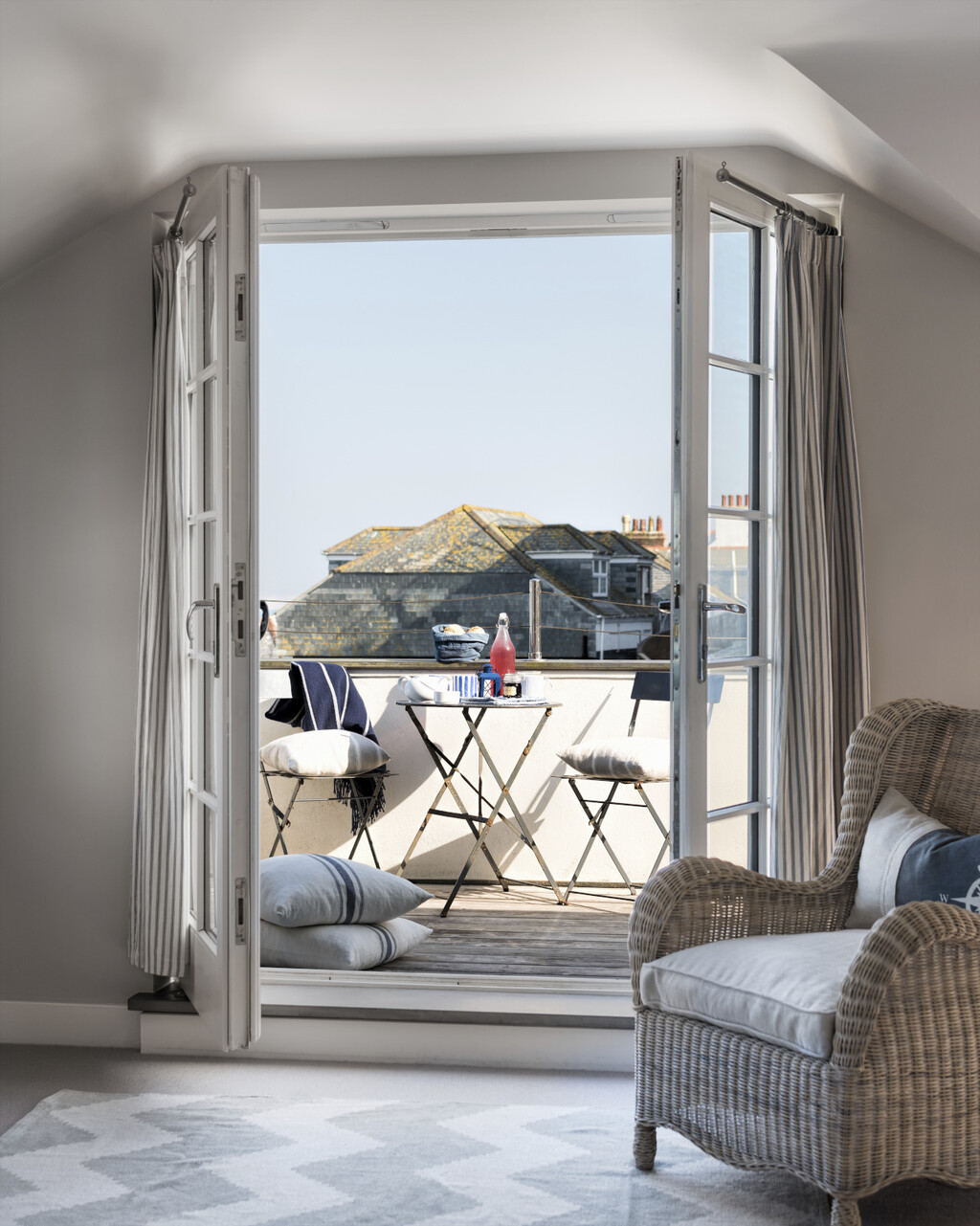 Uređenje balkona s ambijentom malog kafića trend je u 2026. - 3