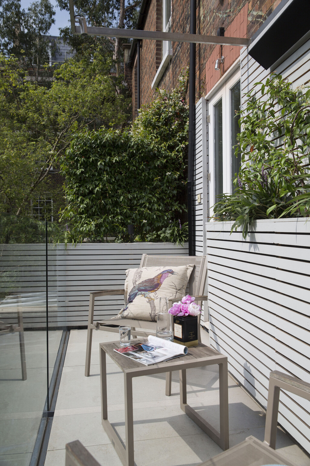 Uređenje balkona s ambijentom malog kafića trend je u 2026. - 4