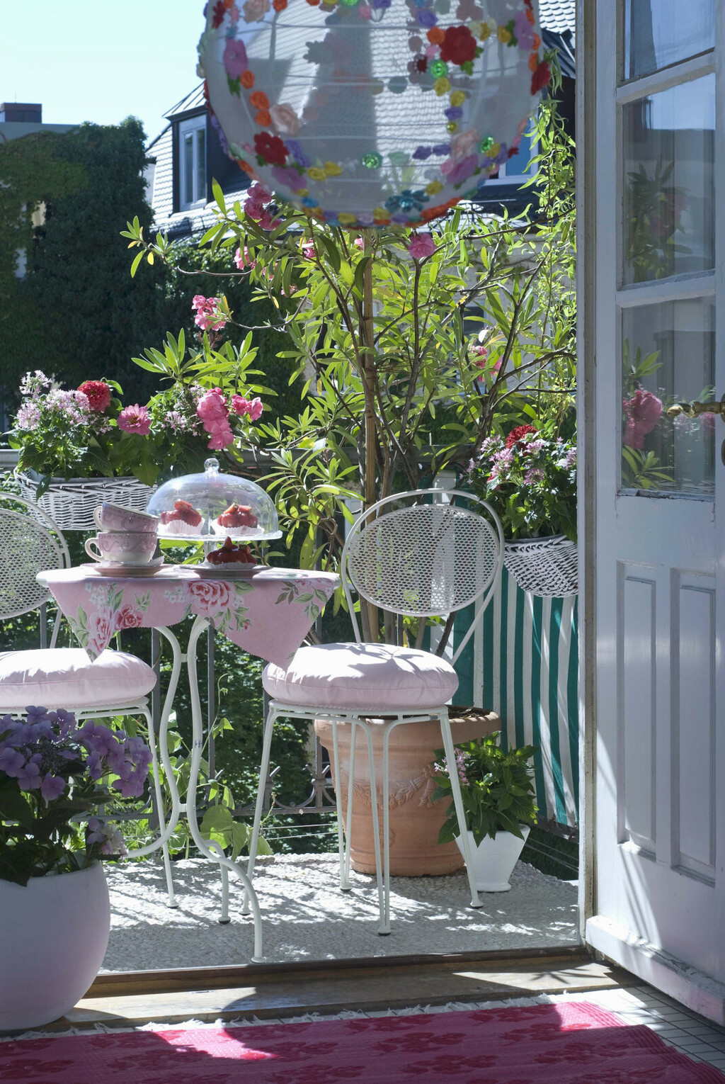 Uređenje balkona s ambijentom malog kafića trend je u 2026. - 6