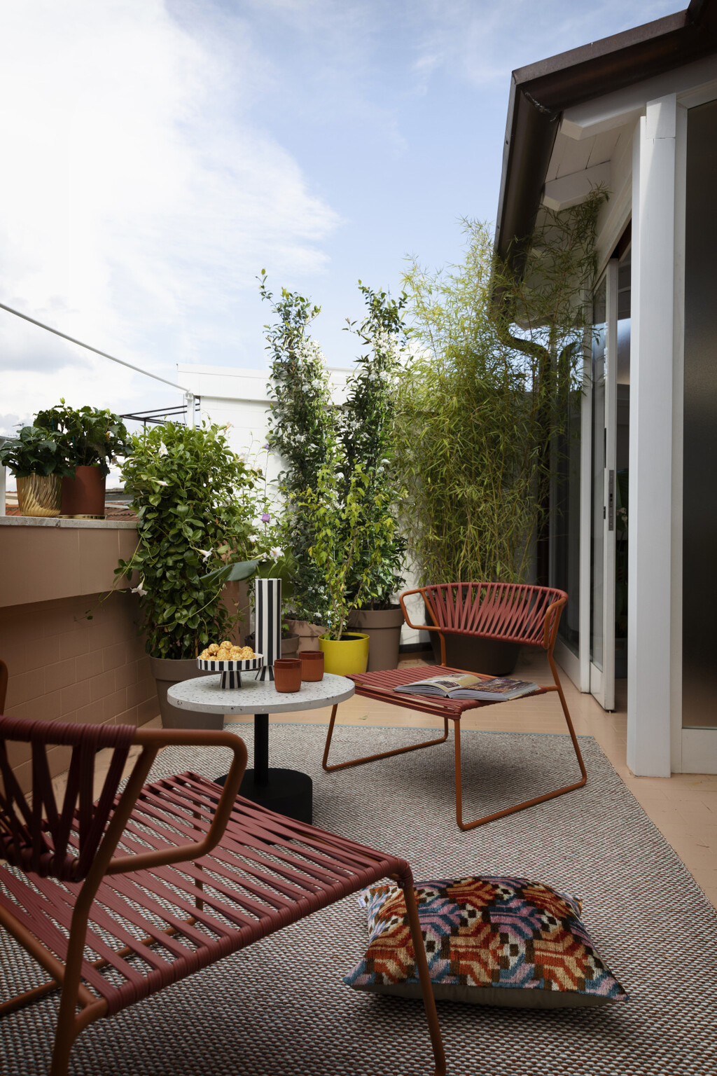 Uređenje balkona s ambijentom malog kafića trend je u 2026. - 7