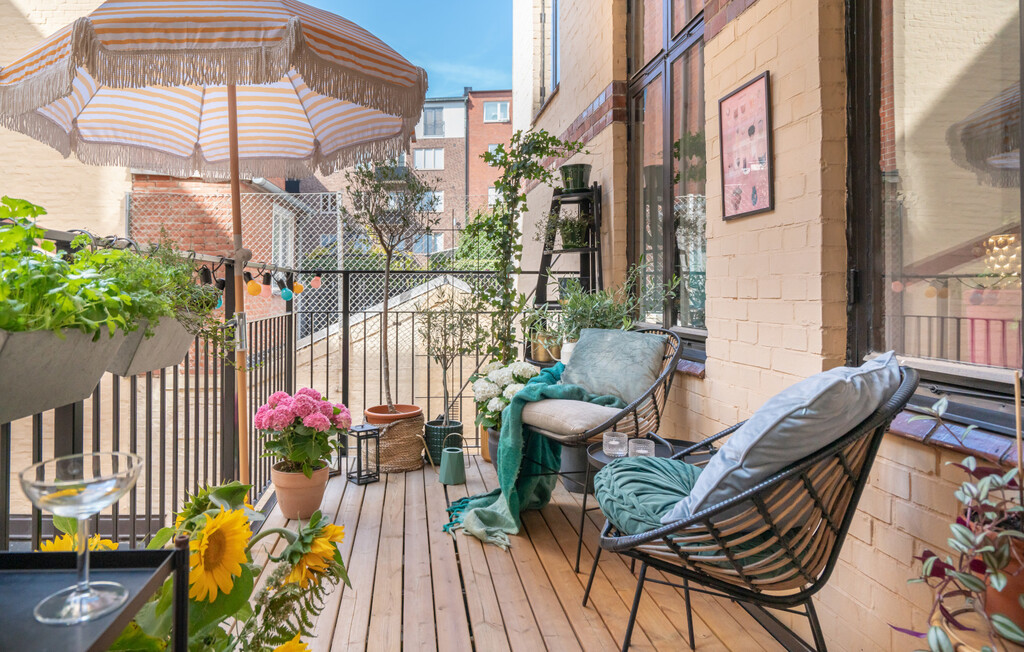 Uređenje balkona s ambijentom malog kafića trend je u 2026. - 8