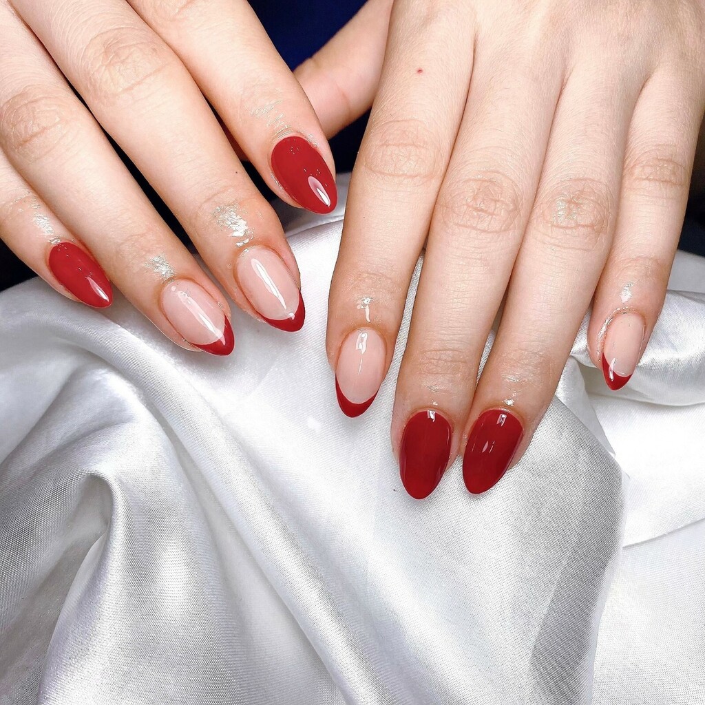 Manikure s crvenim detaljima