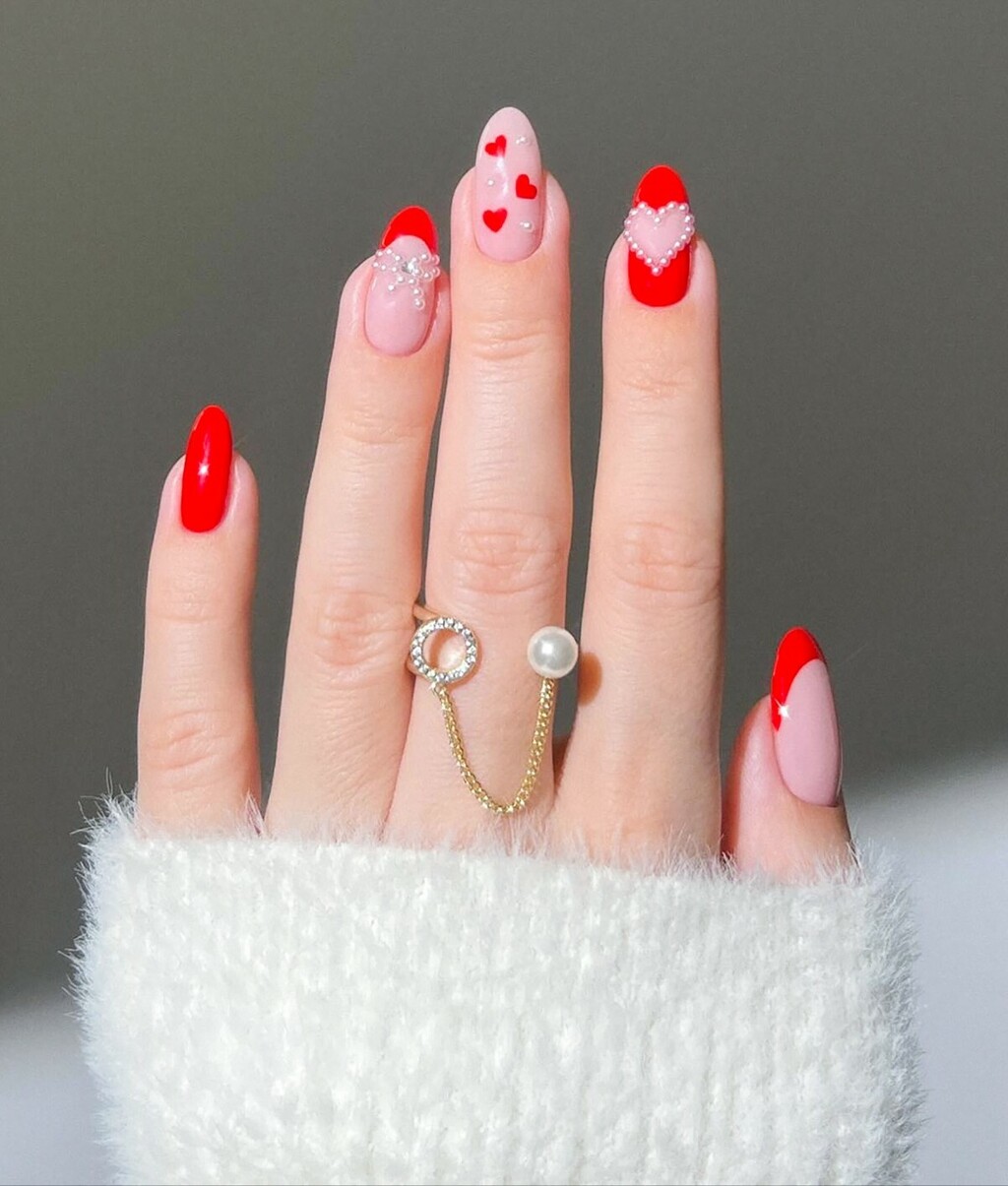 Manikure s crvenim detaljima