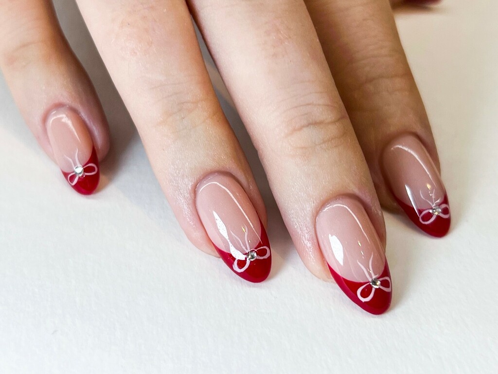 Manikure s crvenim detaljima
