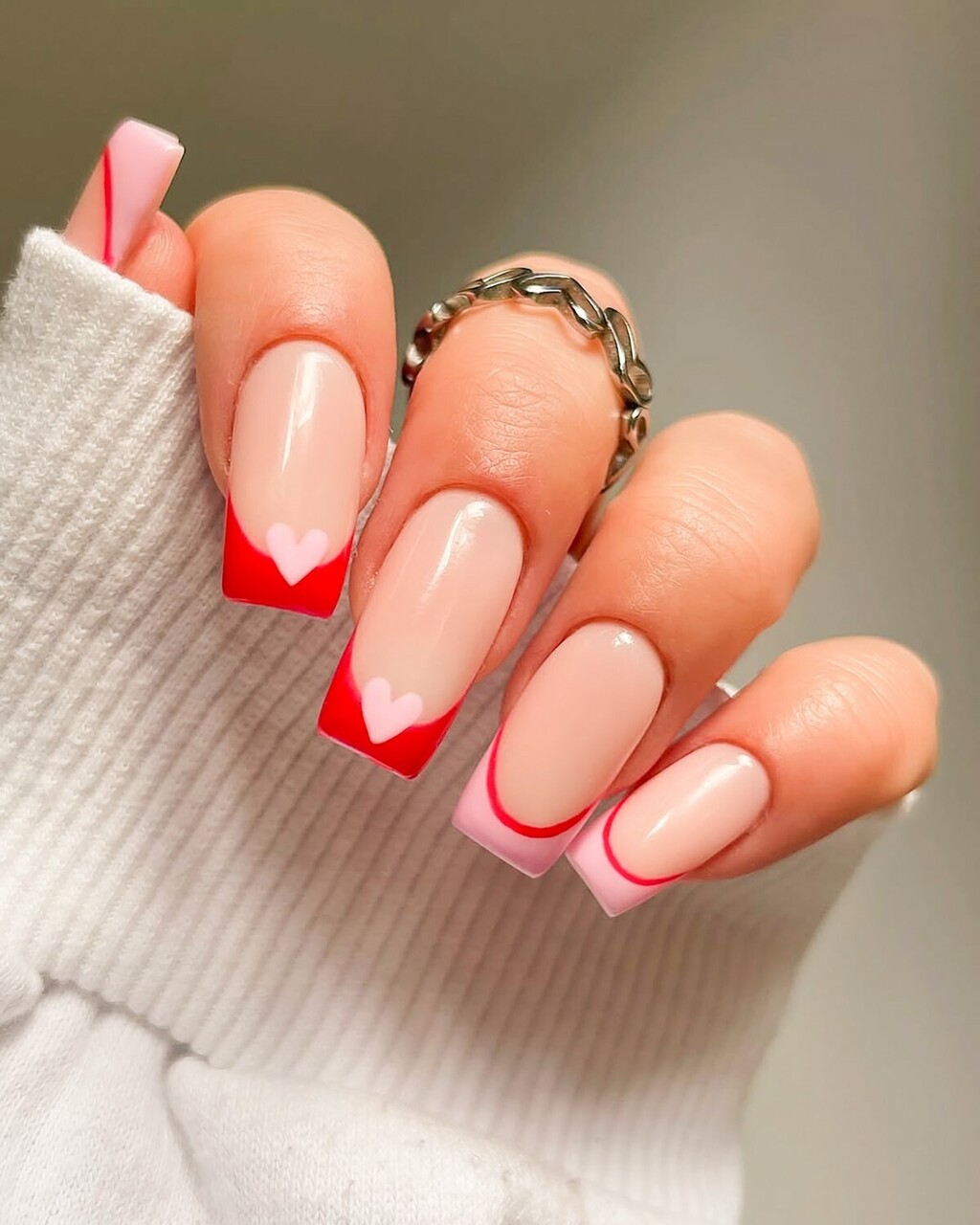 Manikure s crvenim detaljima -