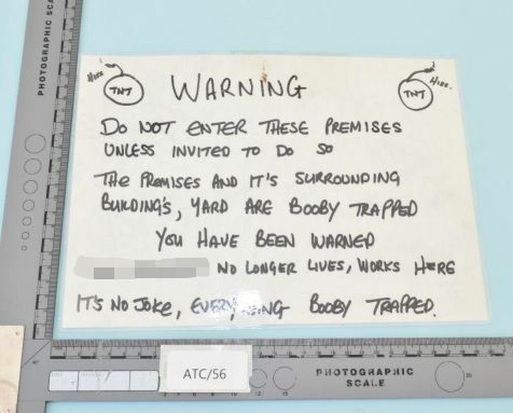 Ian Claughton s improviziranim bacačem plamena