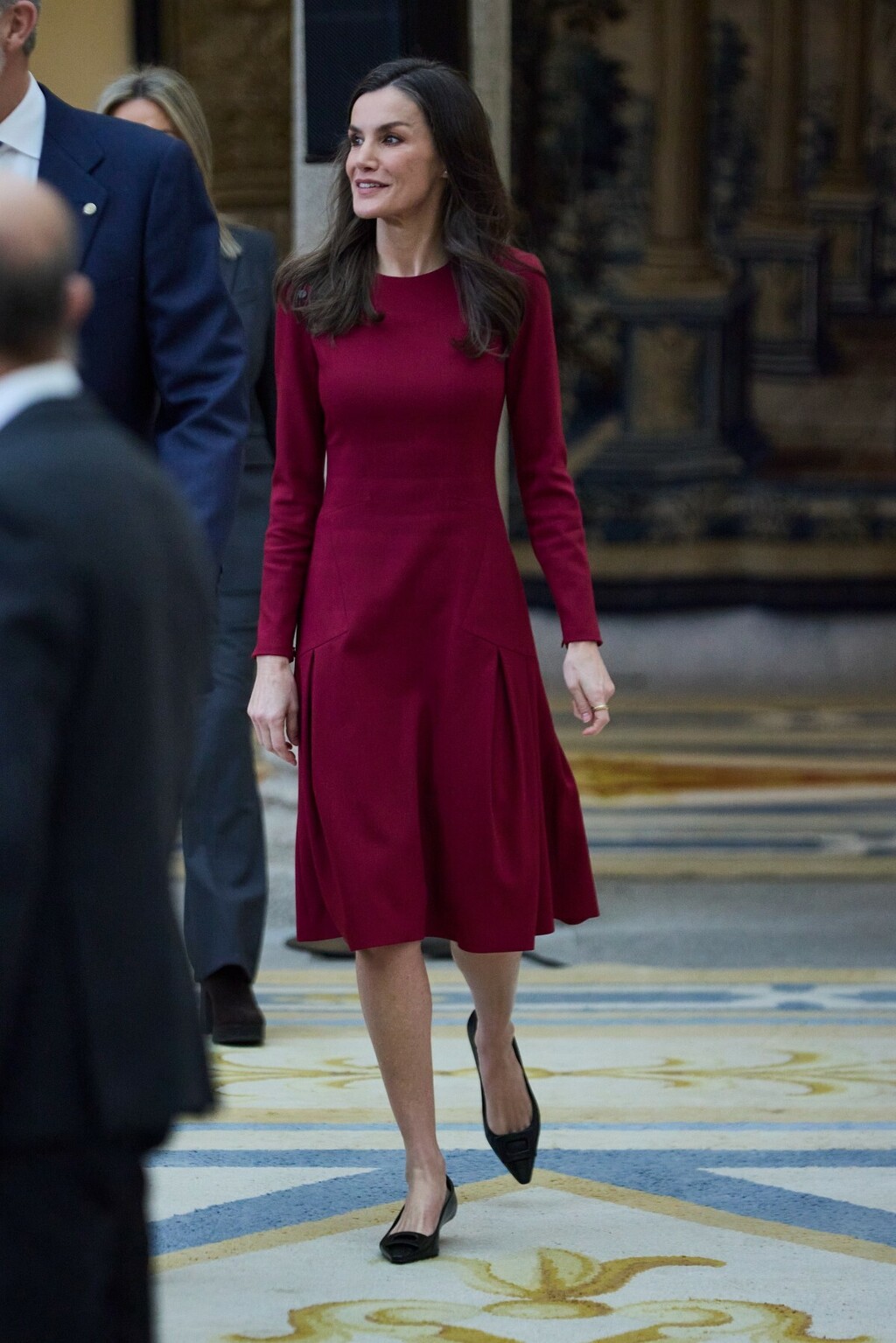 Kraljica Letizia u crvenoj haljini i crnim salonkama