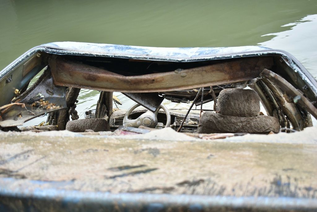 Olupina u Dunavu - 1