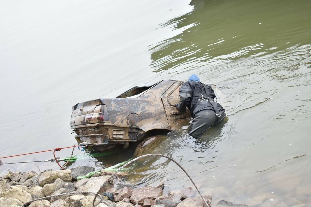 Olupina u Dunavu - 1