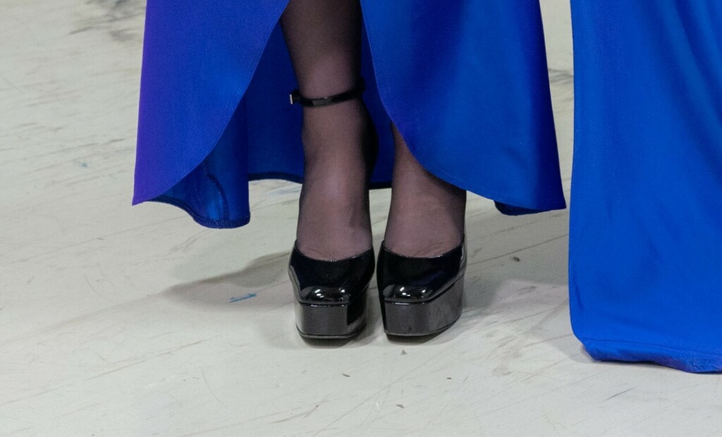 Lakirane platforme sjajno su se uklopile u ovo izdanje