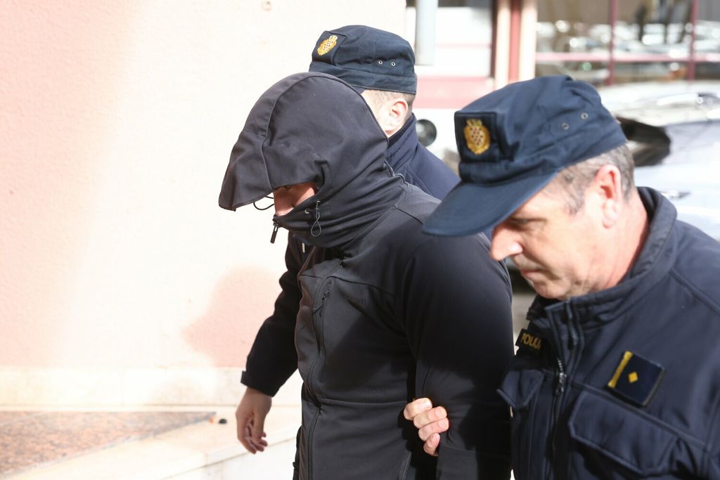 Privođenje osumnjičenih za krijumčarenje oružja i droge - 3