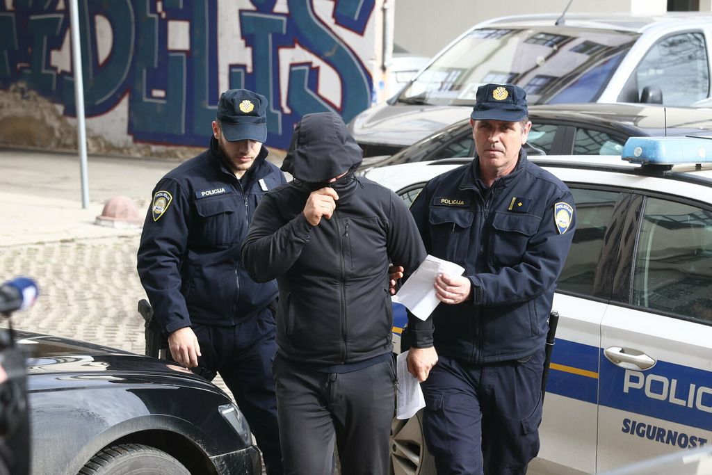 Privođenje osumnjičenih za krijumčarenje oružja i droge - 3