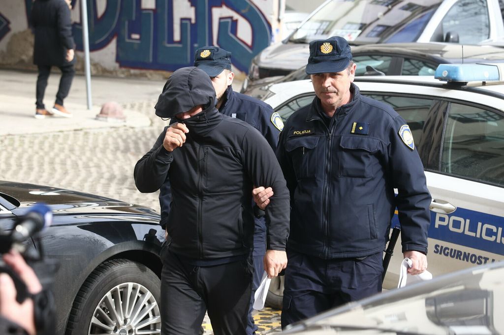 Privođenje osumnjičenih za krijumčarenje oružja i droge - 3