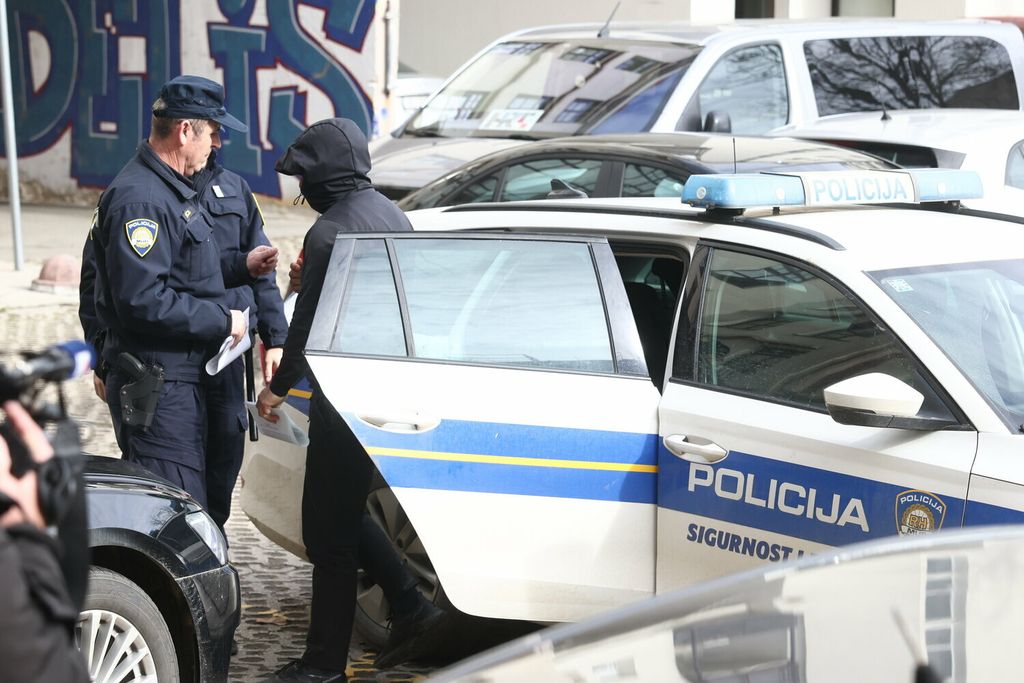 Privođenje osumnjičenih za krijumčarenje oružja i droge - 3