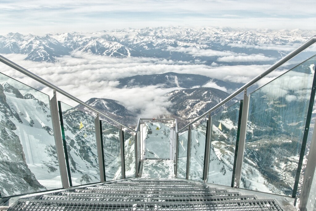 Na Dachsteinu je nezaboravno iskustvo – 14 uskih stepenica vodi do staklene platforme. Pogled preko planinskih vrhova je spektakularan