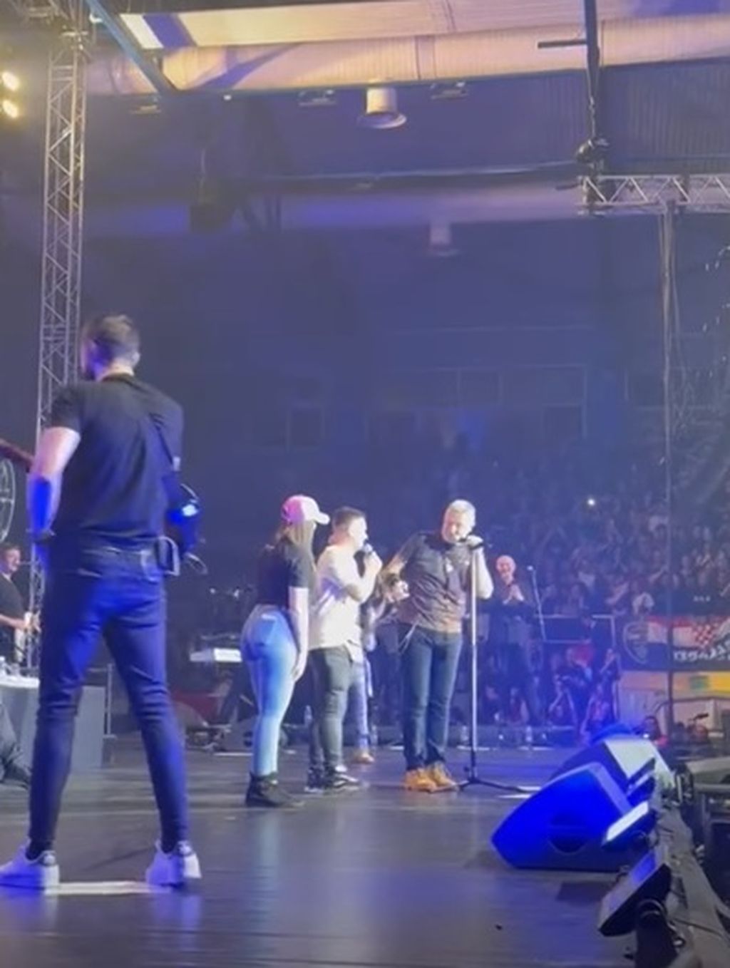 Zaruke na Thompsonovom koncertu - 4