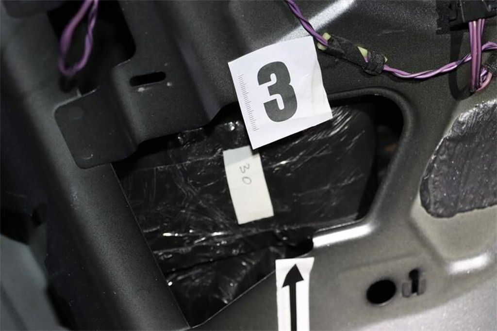 Policija i carina na MCGP Karasovići u vozilu pronašli skriveno pola milijuna eura - 3