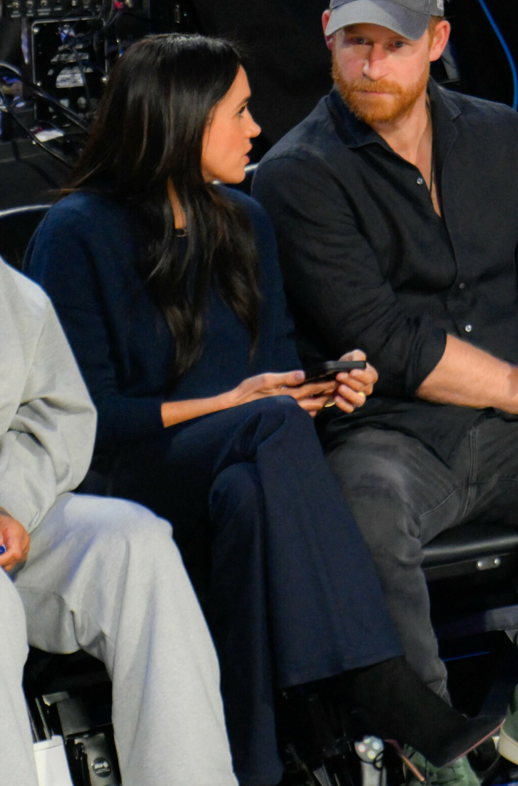 Meghan Markle nosi tamno plavi komplet i čizme s iglenom potpeticom