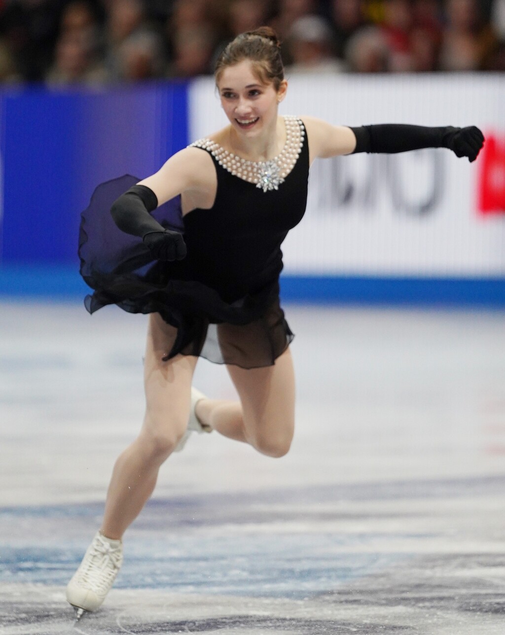 Isabeau Levito kao Audrey Hepburn na ledu