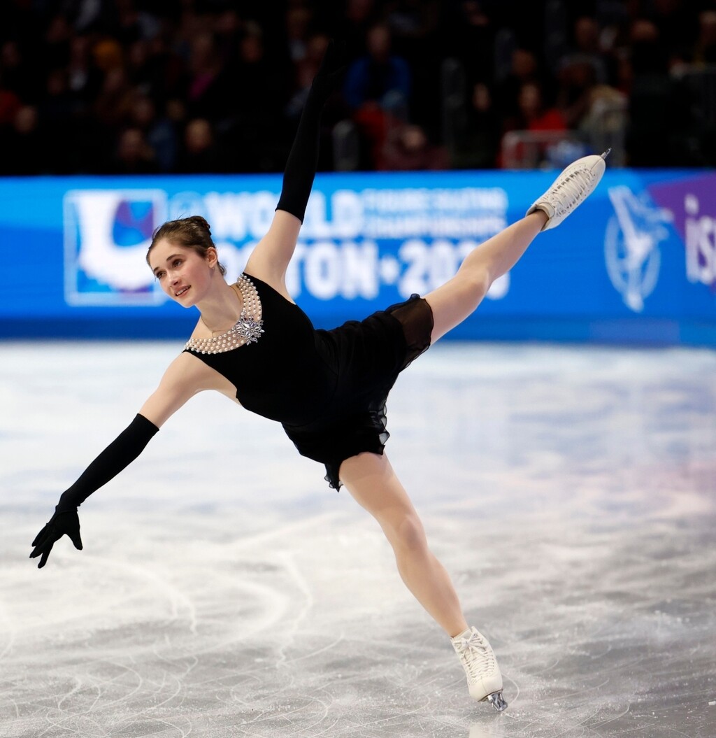 Isabeau Levito kao Audrey Hepburn na ledu