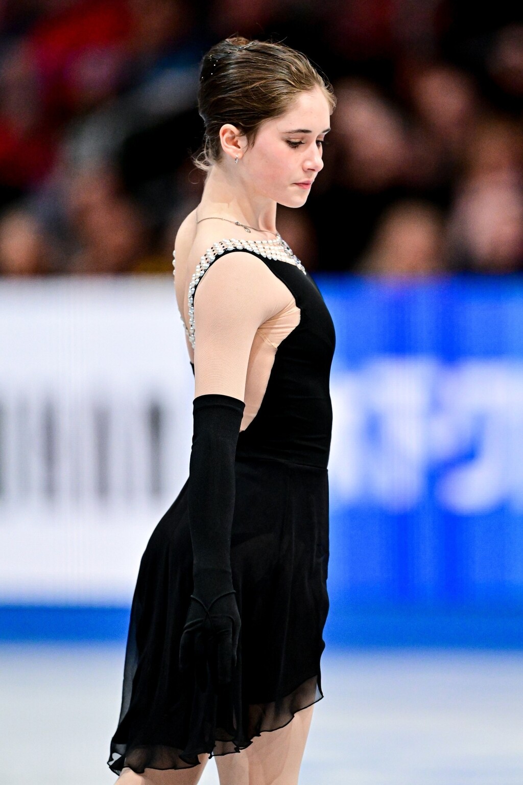 Isabeau Levito kao Audrey Hepburn na ledu