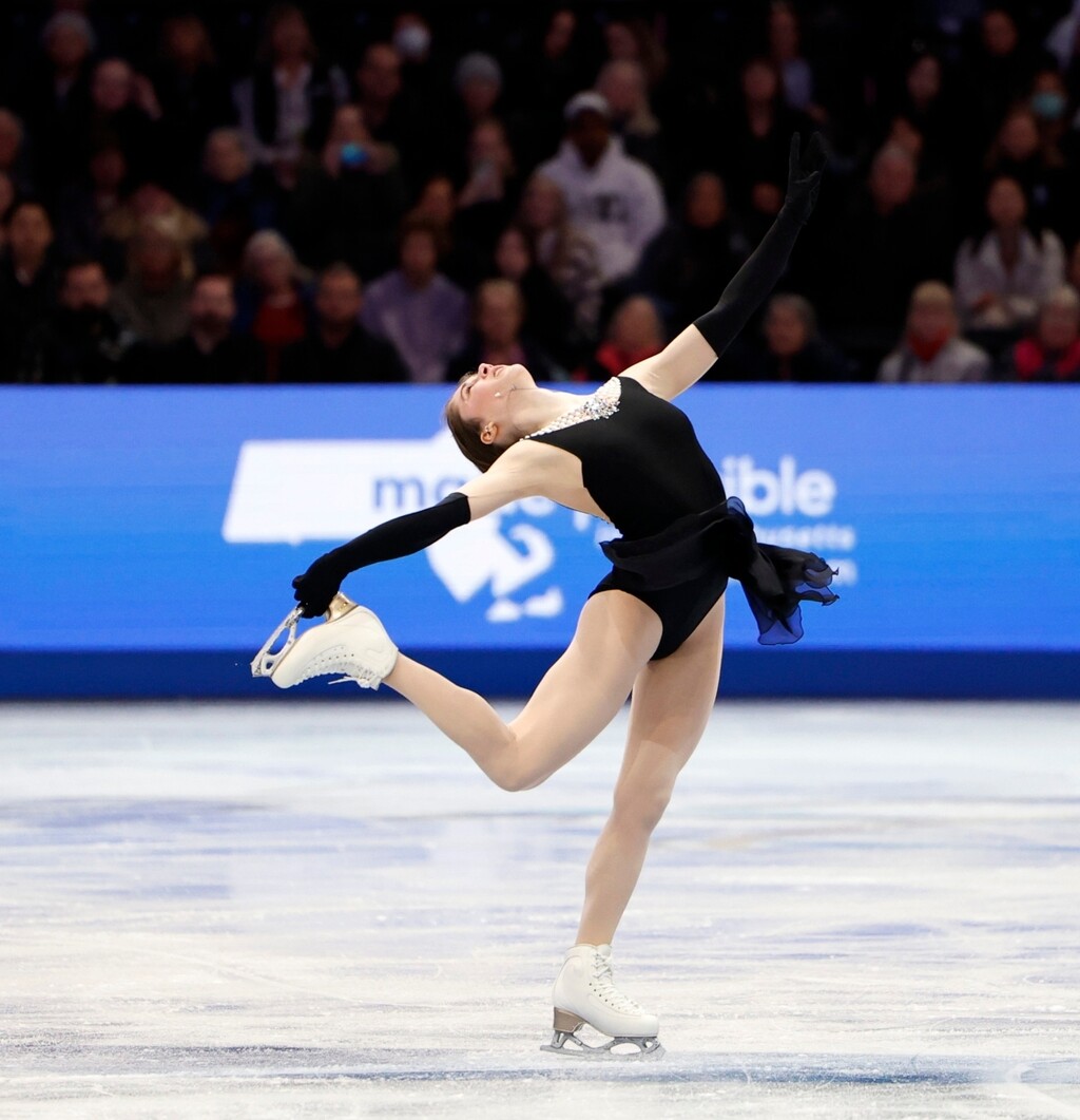 Isabeau Levito kao Audrey Hepburn na ledu